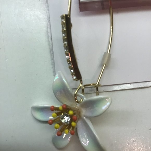 Betsey Johnson New White Flower Earrings - Picture 2 of 3